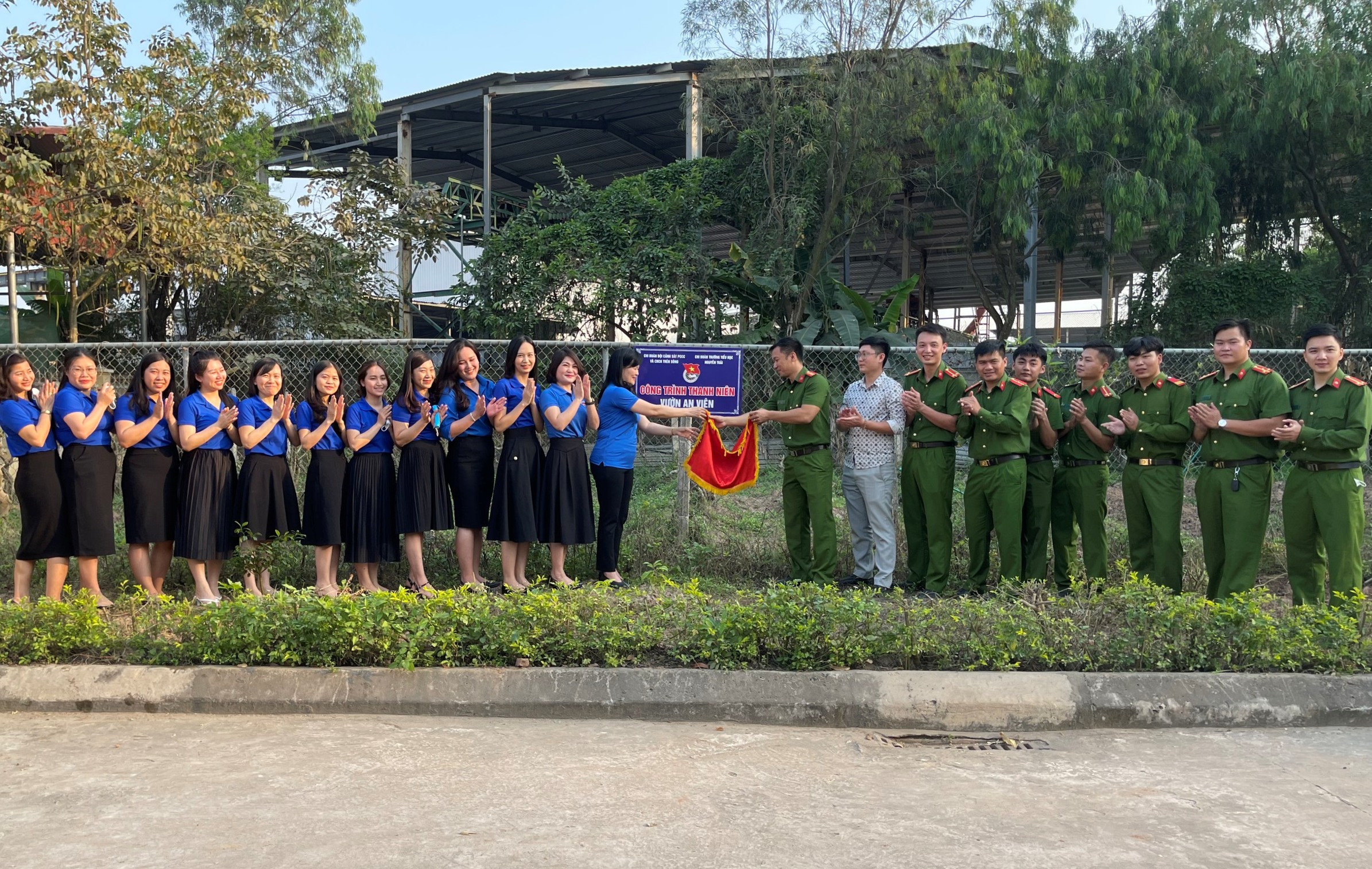 Chi đoàn Đội Cảnh sát PCCC và CNCH trên sông - Chi đoàn trường TH Nguyễn Trãi: Tổng kết hoạt động Tháng thanh niên